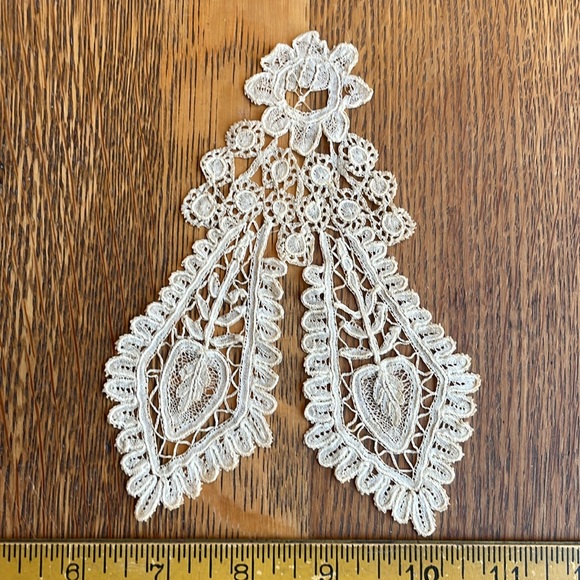 Pair of Antique Lace Appliqués | Edwardian–1930s Ecru Embroidered Collar Inserts - Picture 7 of 16